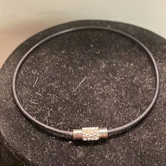 7” black metallic bangle bracelet w/0.5” silver tone diamond etched charm - Picture 3 of 8